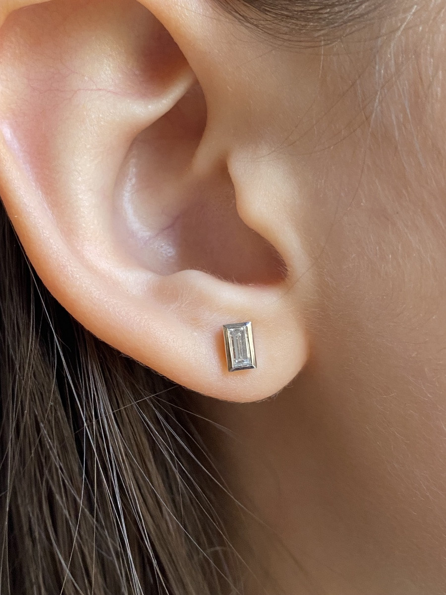 Pair Of 18k White Gold And Diamond Stud Earrings -photo-4