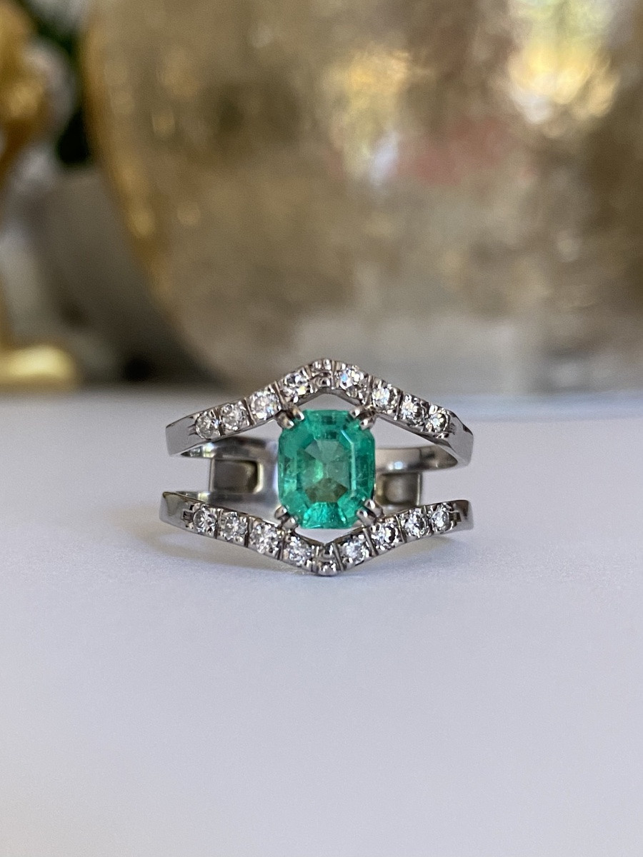 18k White Gold Ring Set With An Emerald And Diamonds -photo-2