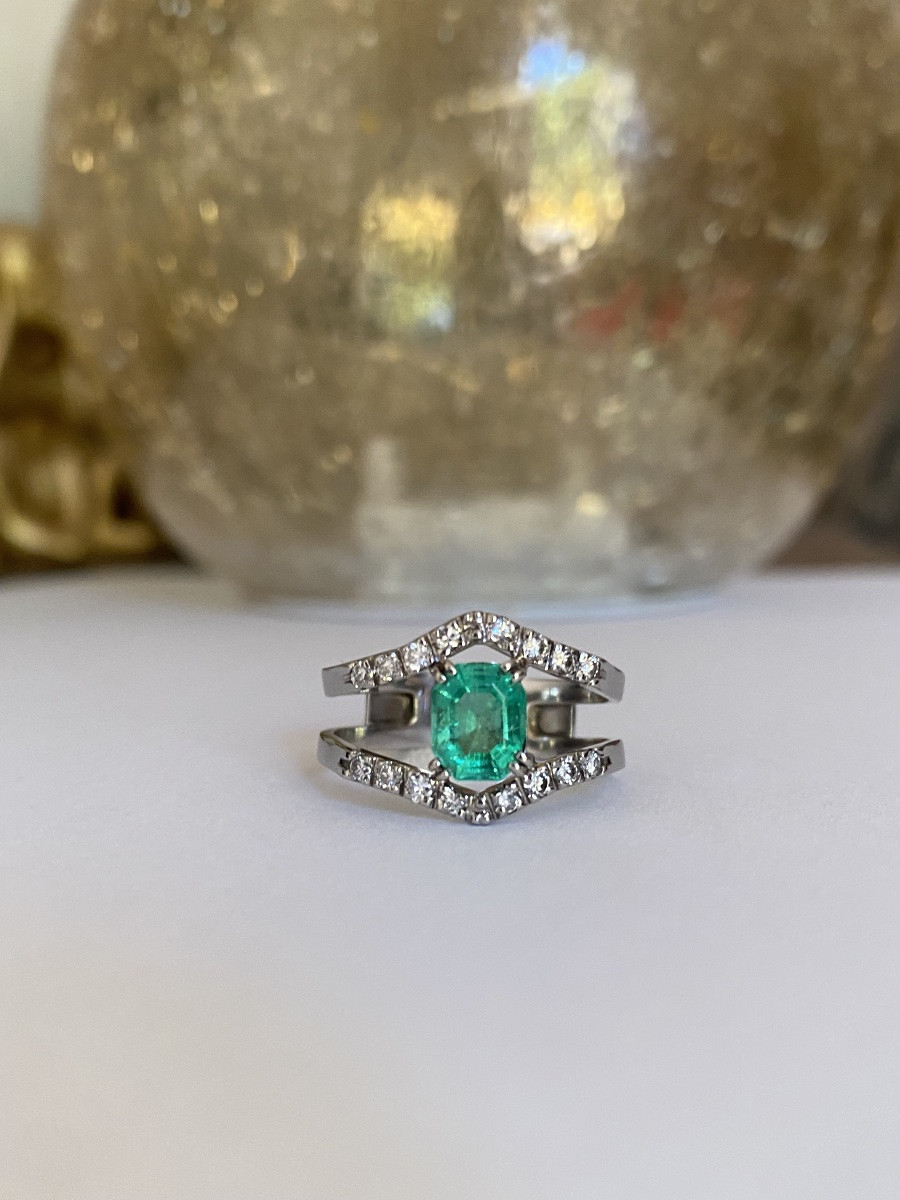 18k White Gold Ring Set With An Emerald And Diamonds -photo-4