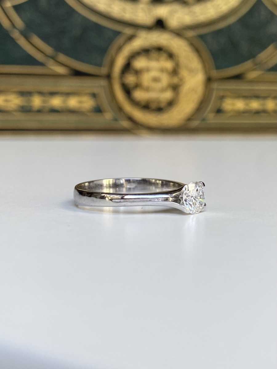Bague solitaire en or blanc 18K et diamant-photo-1