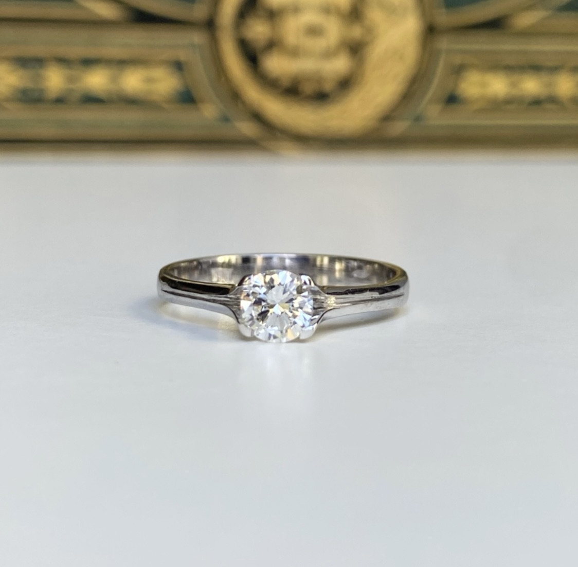 Bague solitaire en or blanc 18K et diamant