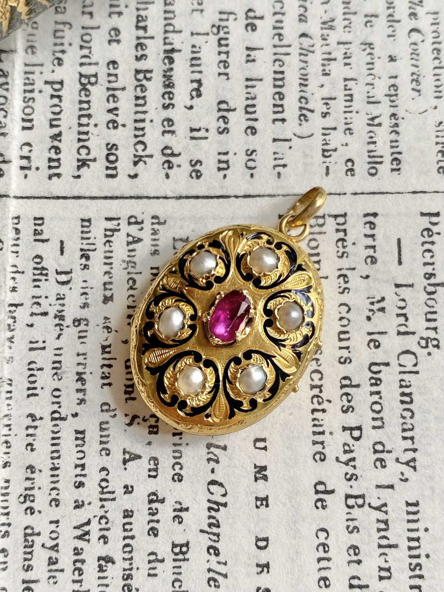 18k Yellow Gold Photo Locket -photo-2