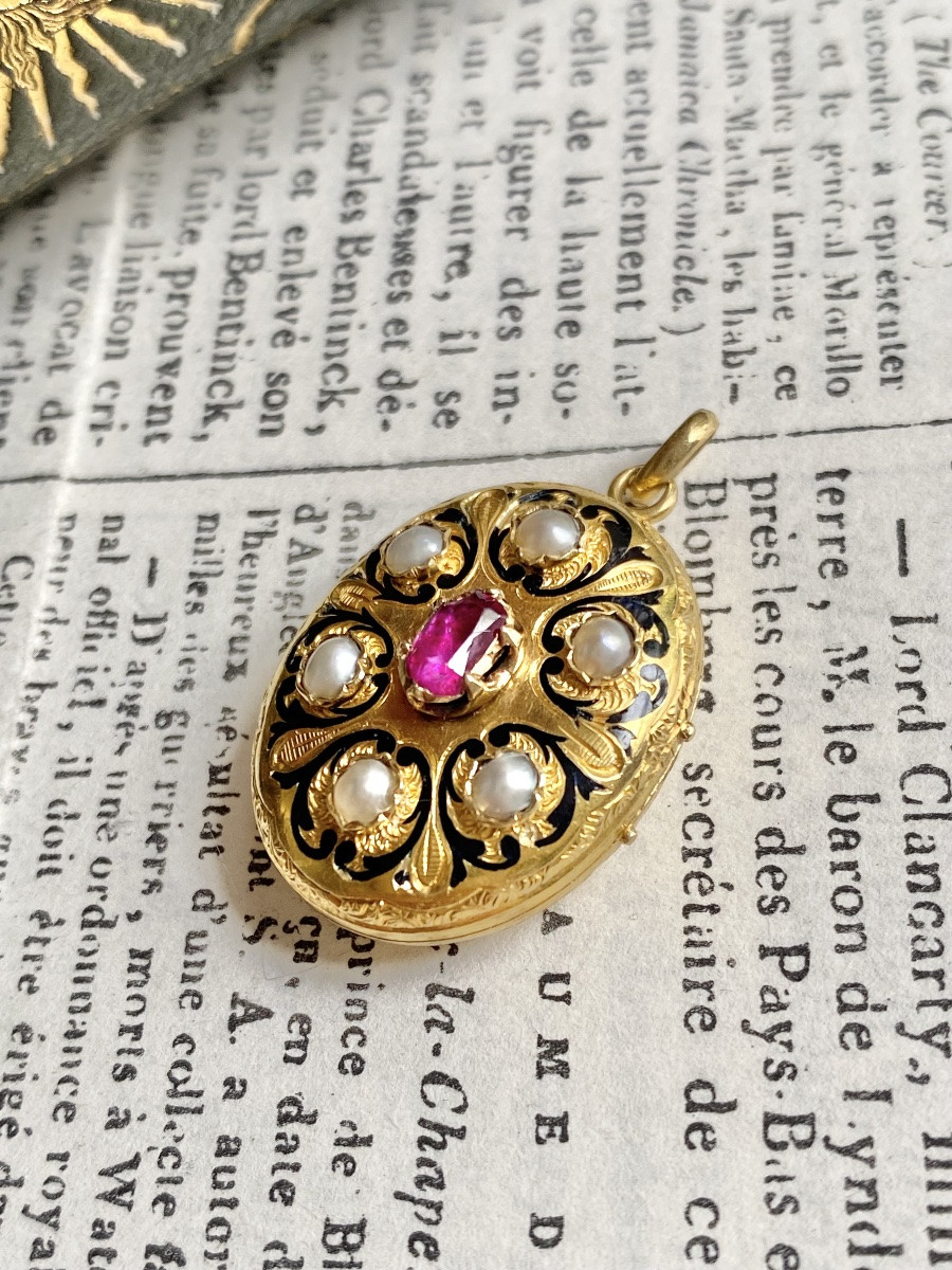 18k Yellow Gold Photo Locket -photo-3