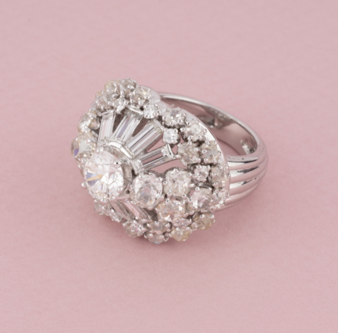 Importante bague cocktail en or blanc 18K, platine et diamants -photo-2