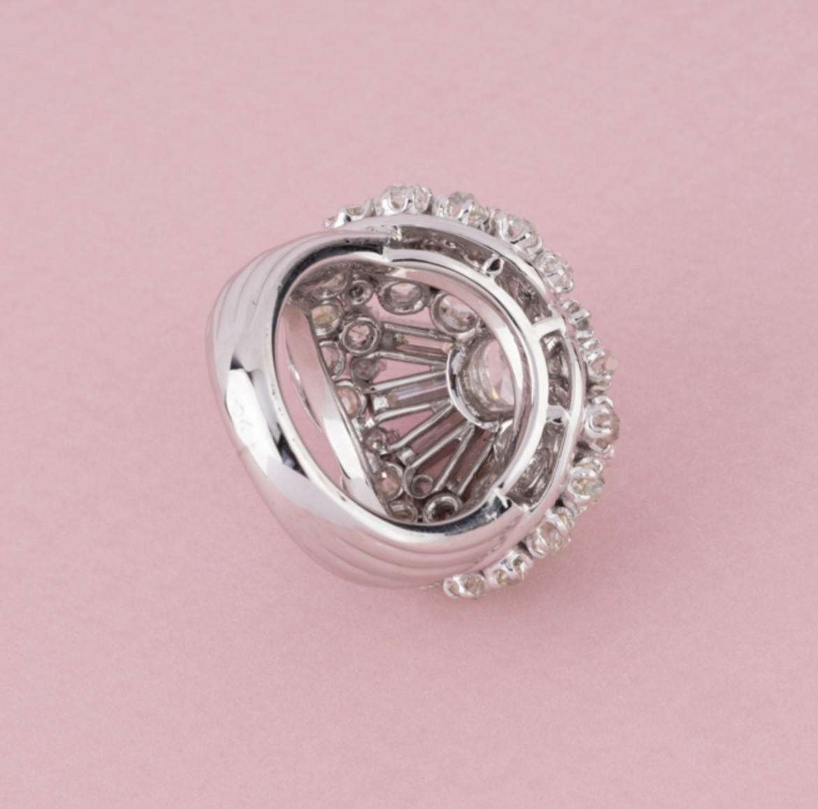 Importante bague cocktail en or blanc 18K, platine et diamants -photo-3