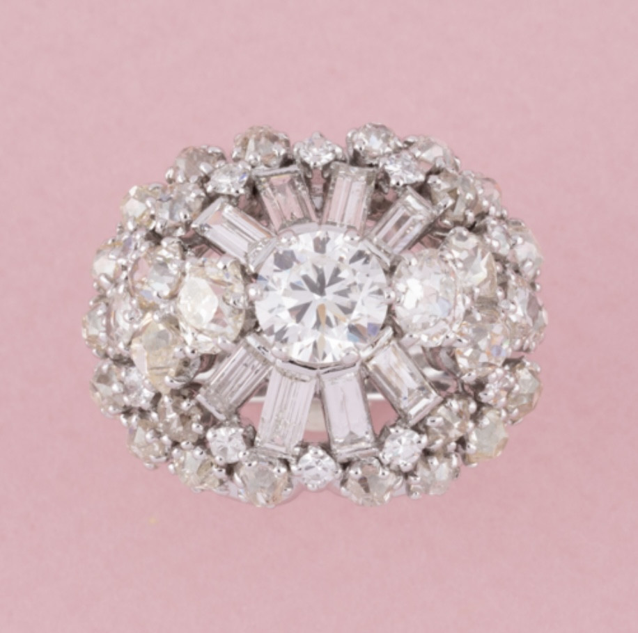 Importante bague cocktail en or blanc 18K, platine et diamants 