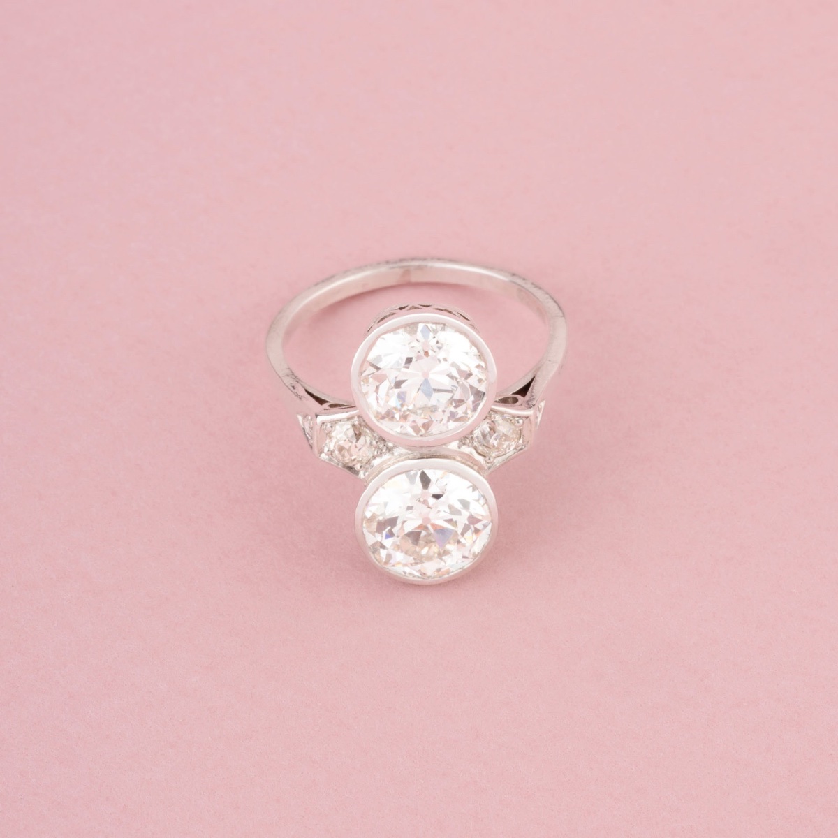 Bague ancienne Art Déco Toi & Moi en platine et diamants -photo-3