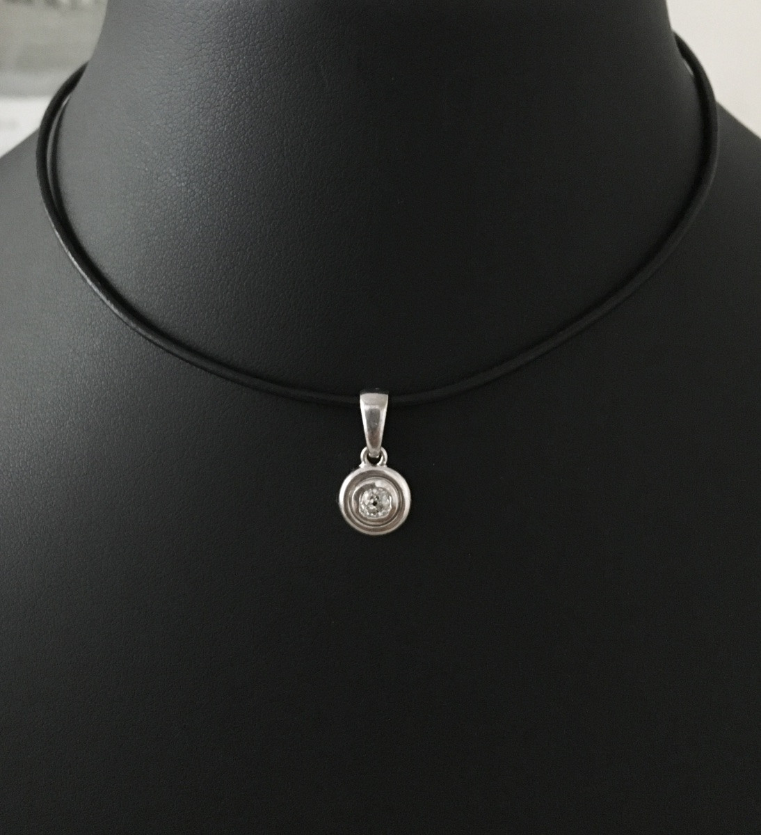 Pendentif en or blanc 18K serti d’un diamant -photo-1