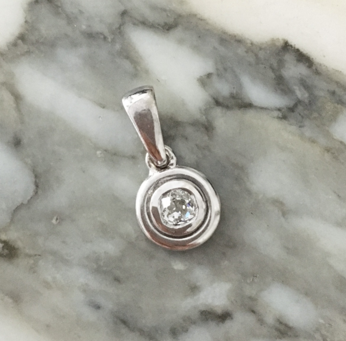 Pendentif en or blanc 18K serti d’un diamant 