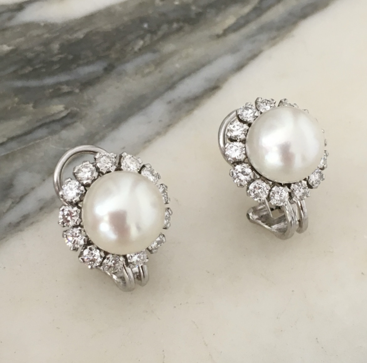Paire de boucles d'oreilles en or blanc 18K perles et diamants 