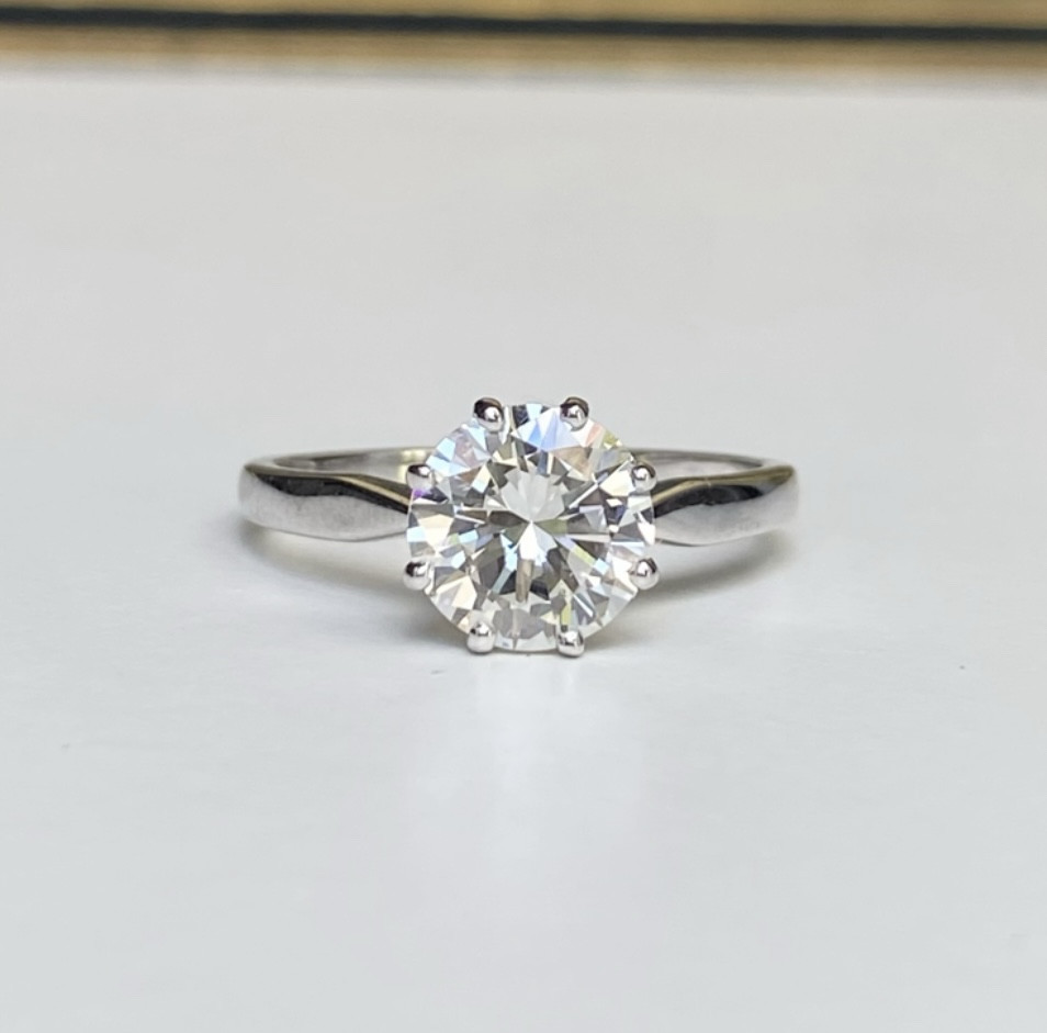 Bague solitaire en or blanc 18k (750) ornée d'un diamant 1,46 ct
