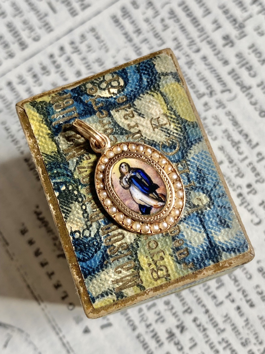 Pendentif Vierge Marie ancien en or jaune 18K émaillé-photo-3
