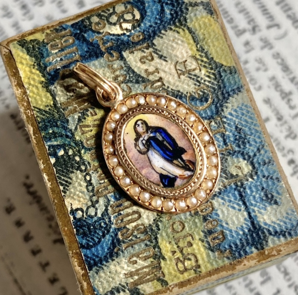 Pendentif Vierge Marie ancien en or jaune 18K émaillé