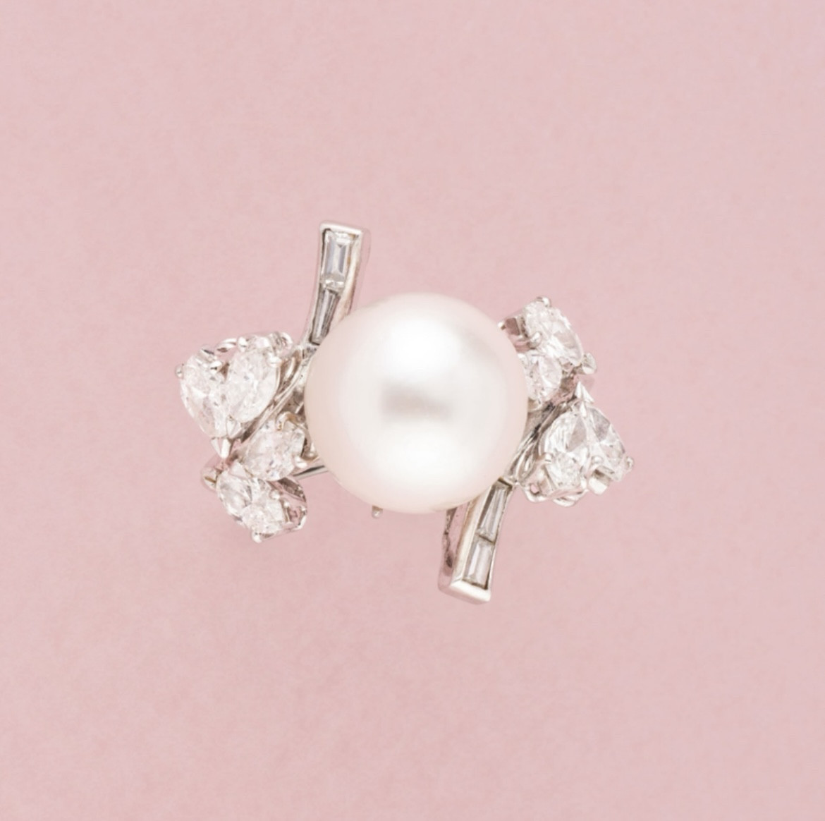 18k White Gold Ring With Pearl And Diamonds 
