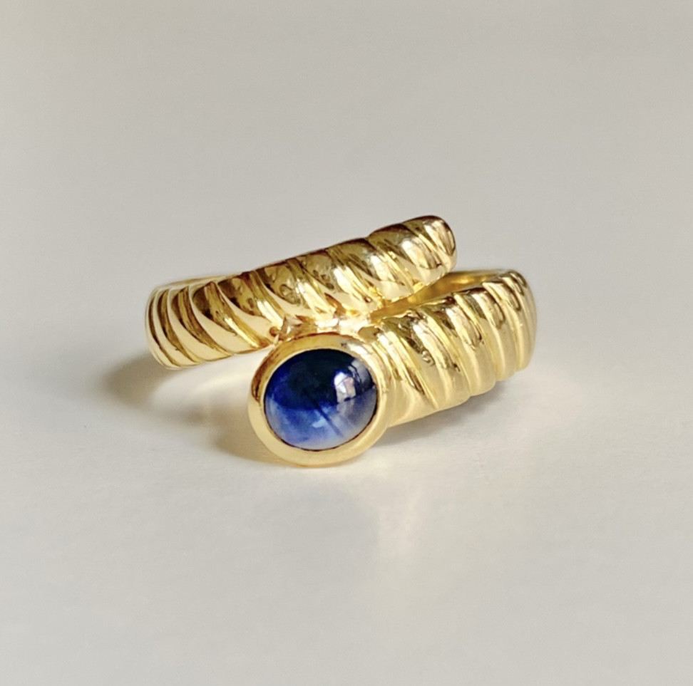 18k Yellow Gold And Snake-shaped Sapphire Gadrooned Ring 