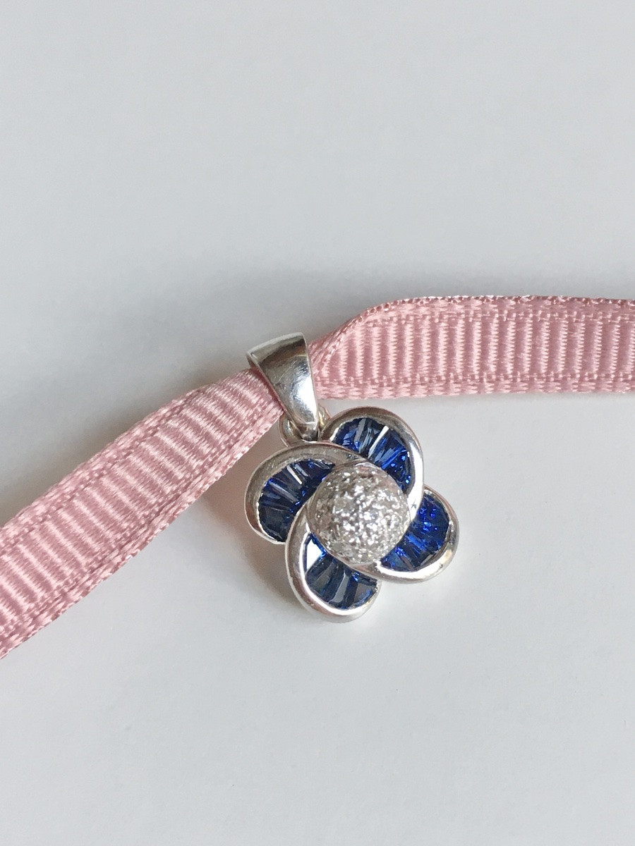 Pendentif au motif floral en or blanc 18K saphirs et diamants -photo-3