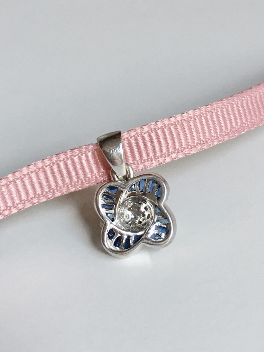 Pendentif au motif floral en or blanc 18K saphirs et diamants -photo-4