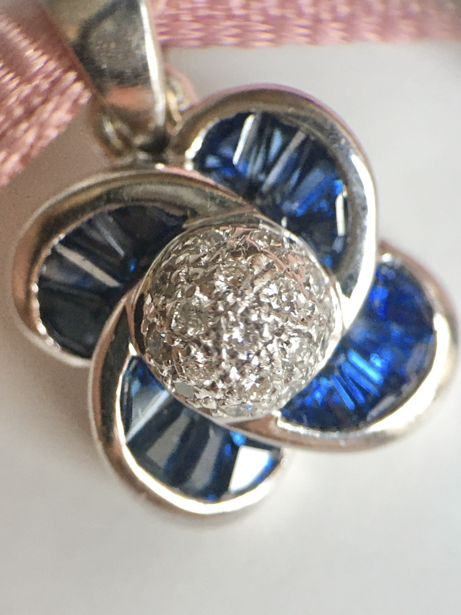 Pendentif au motif floral en or blanc 18K saphirs et diamants -photo-1