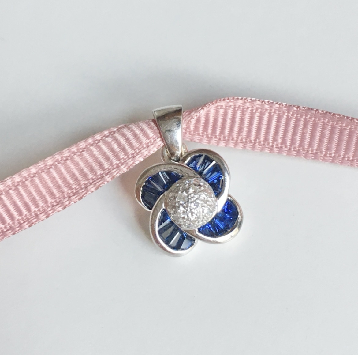 Pendentif au motif floral en or blanc 18K saphirs et diamants 