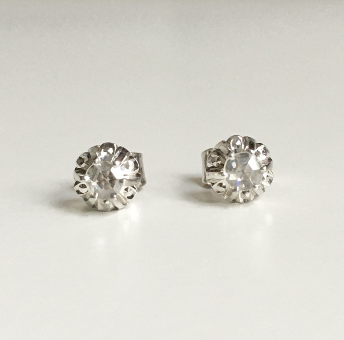 Puces d’oreilles en or blanc 18K et diamants 