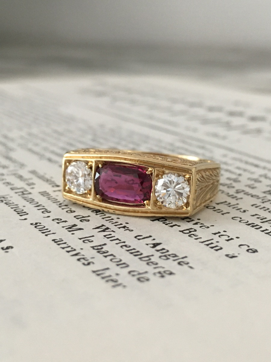 Art Deco Ring In 18k Yellow Gold Set With An Unheated Ruby And Diamonds -photo-3