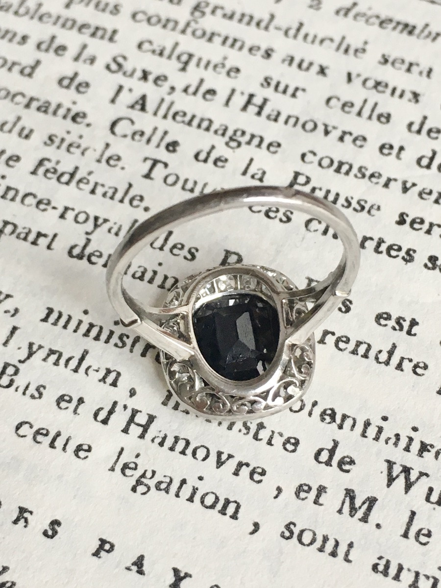Bague Art Déco en platine, serti d’un saphir et diamants -photo-1