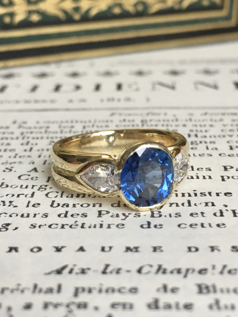 18k Yellow Gold Ring Set With A Sapphire And Diamonds -photo-3
