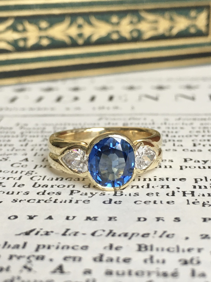 18k Yellow Gold Ring Set With A Sapphire And Diamonds -photo-4