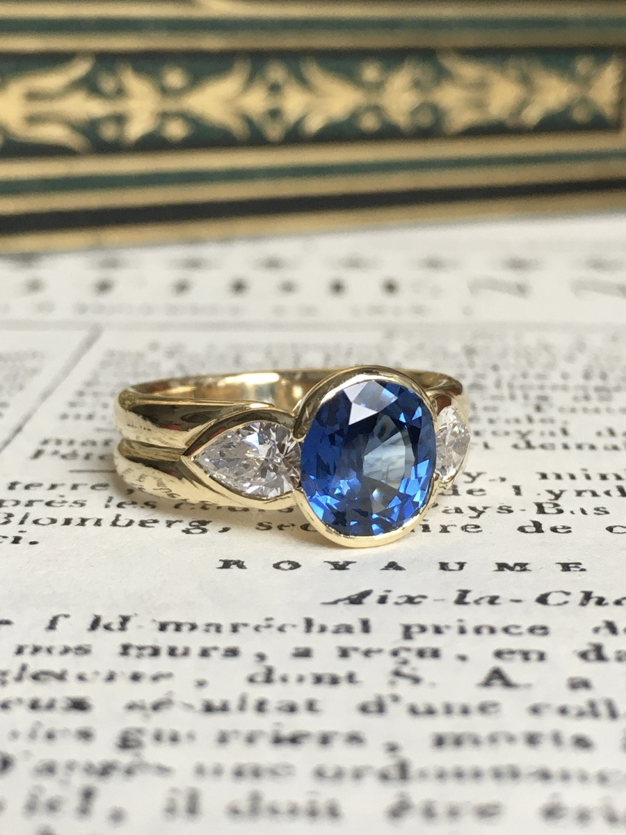 18k Yellow Gold Ring Set With A Sapphire And Diamonds -photo-1