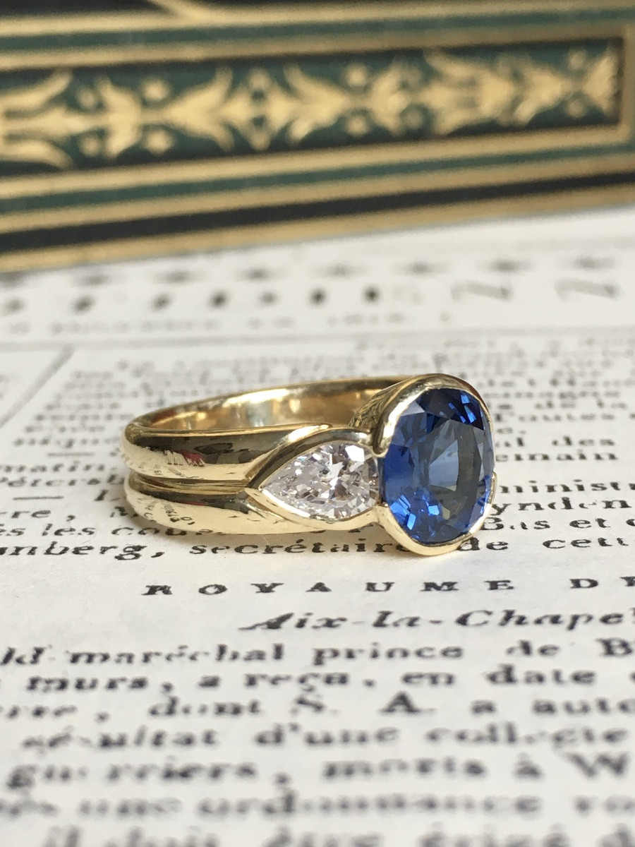 18k Yellow Gold Ring Set With A Sapphire And Diamonds -photo-2