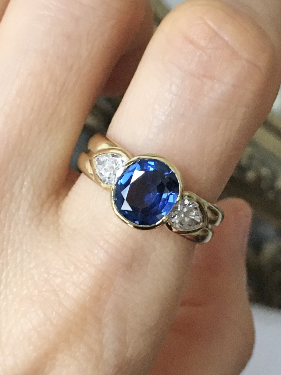 18k Yellow Gold Ring Set With A Sapphire And Diamonds -photo-7
