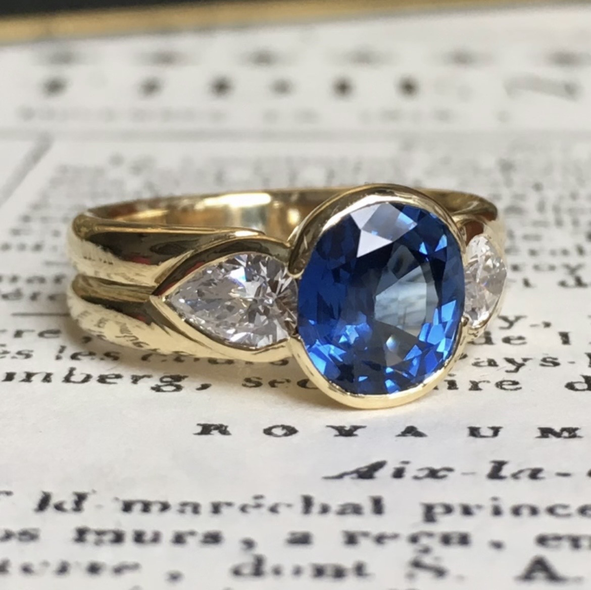18k Yellow Gold Ring Set With A Sapphire And Diamonds 