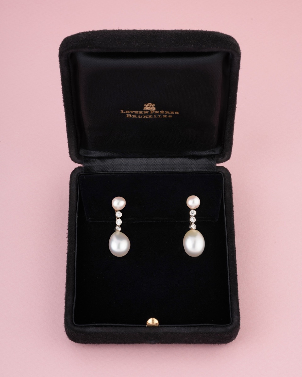 Leysen Frères Pair Of Transforming Earrings In 18k White Gold With Pearls And Diamonds -photo-1