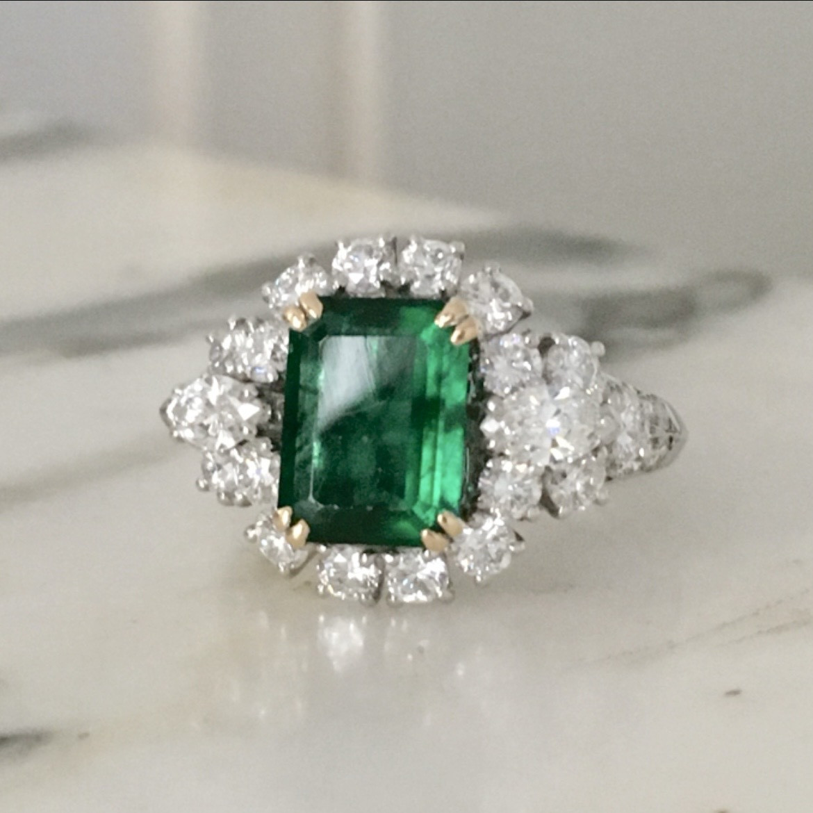 18k White And Yellow Gold Ring With Emerald And Diamonds 