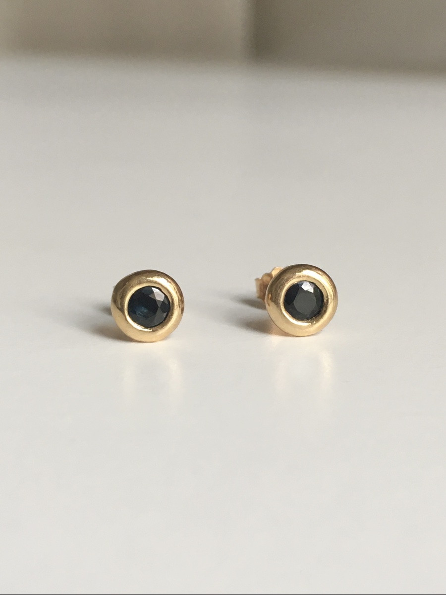 Puces d’oreilles en or jaune 18K et saphirs -photo-2