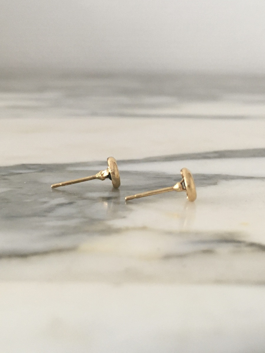 Puces d’oreilles en or jaune 18K et saphirs -photo-2