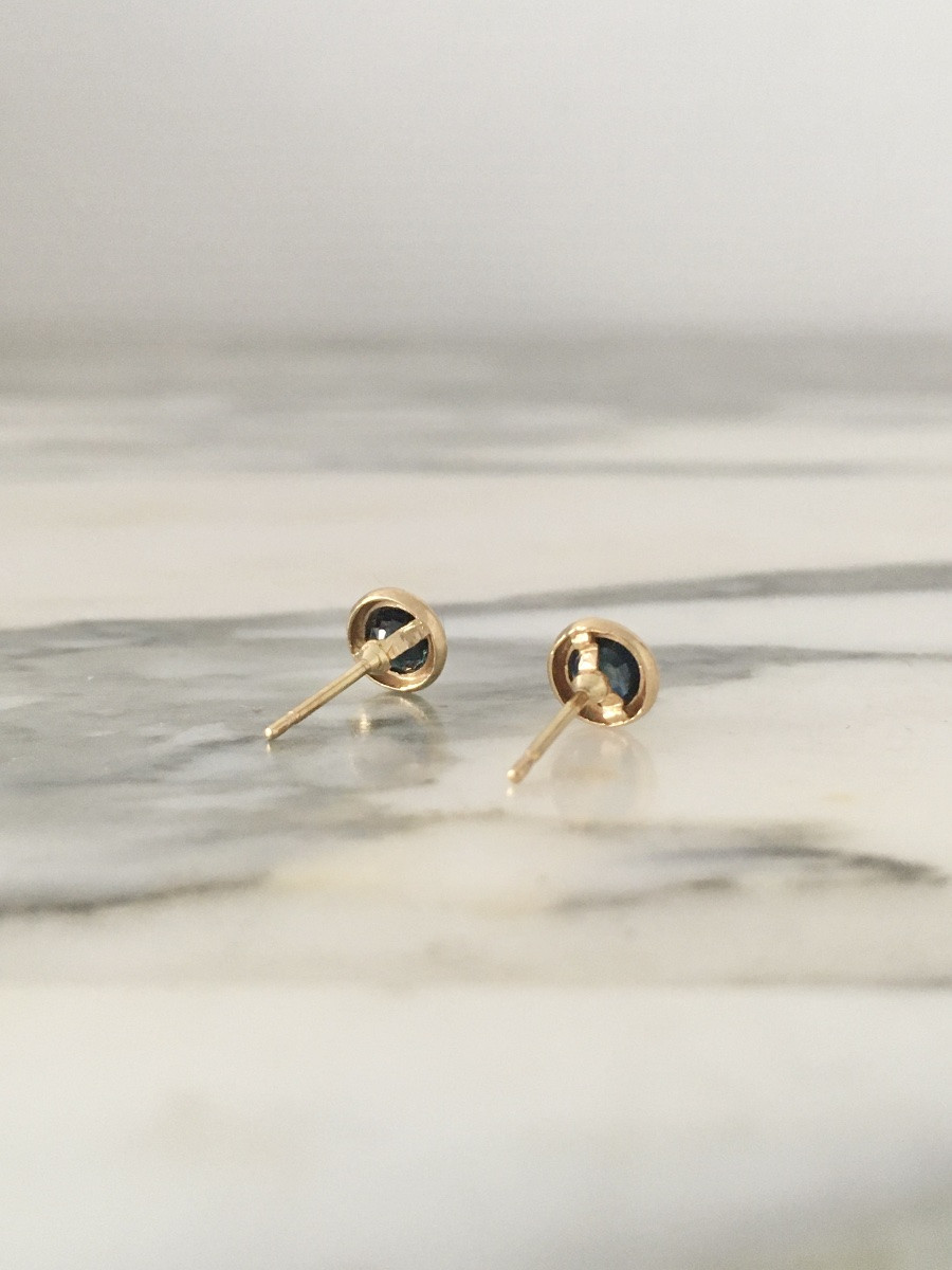 Puces d’oreilles en or jaune 18K et saphirs -photo-3