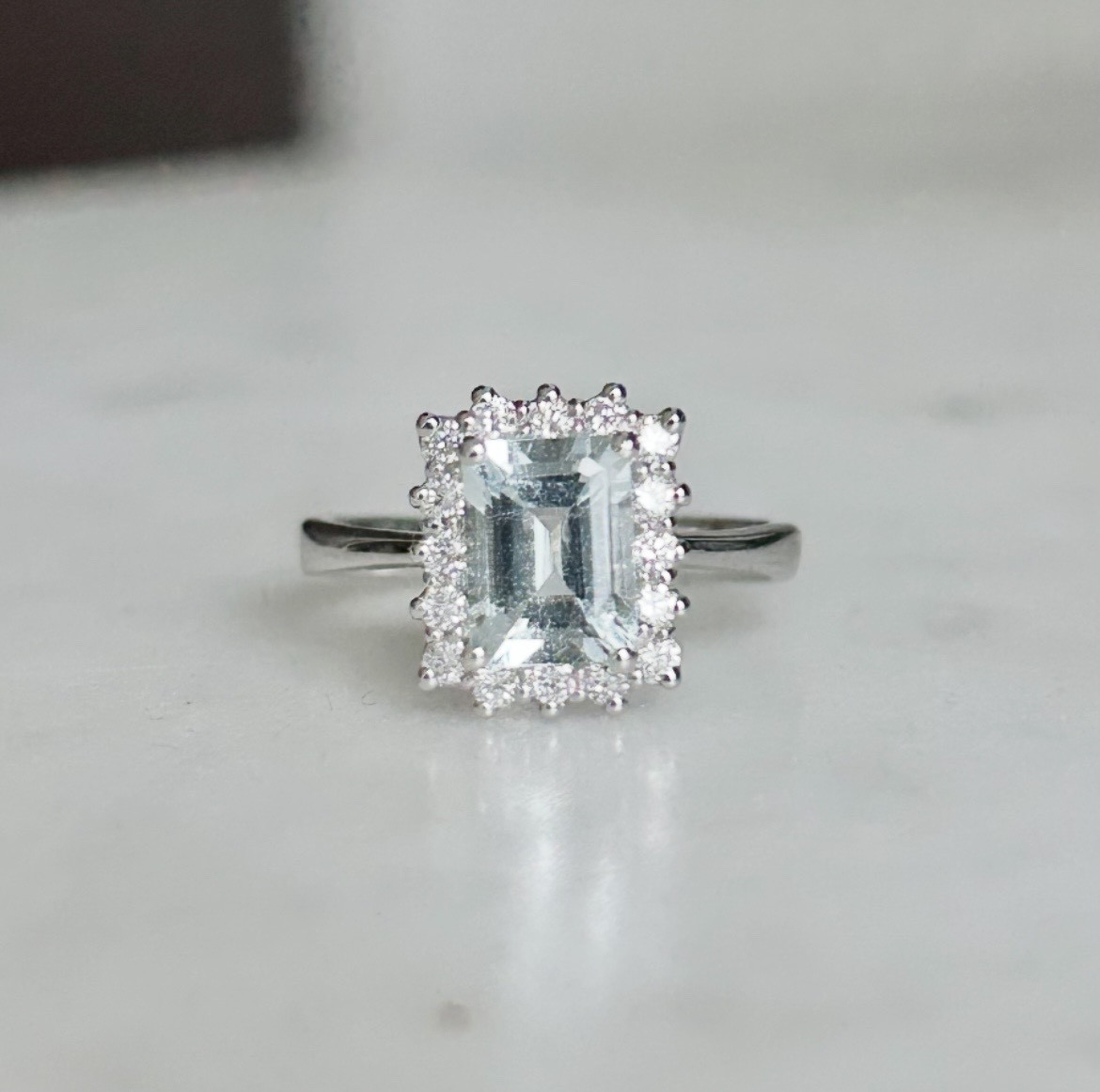 Bague en or blanc 18K sertie d’une aigue-marine et diamants 