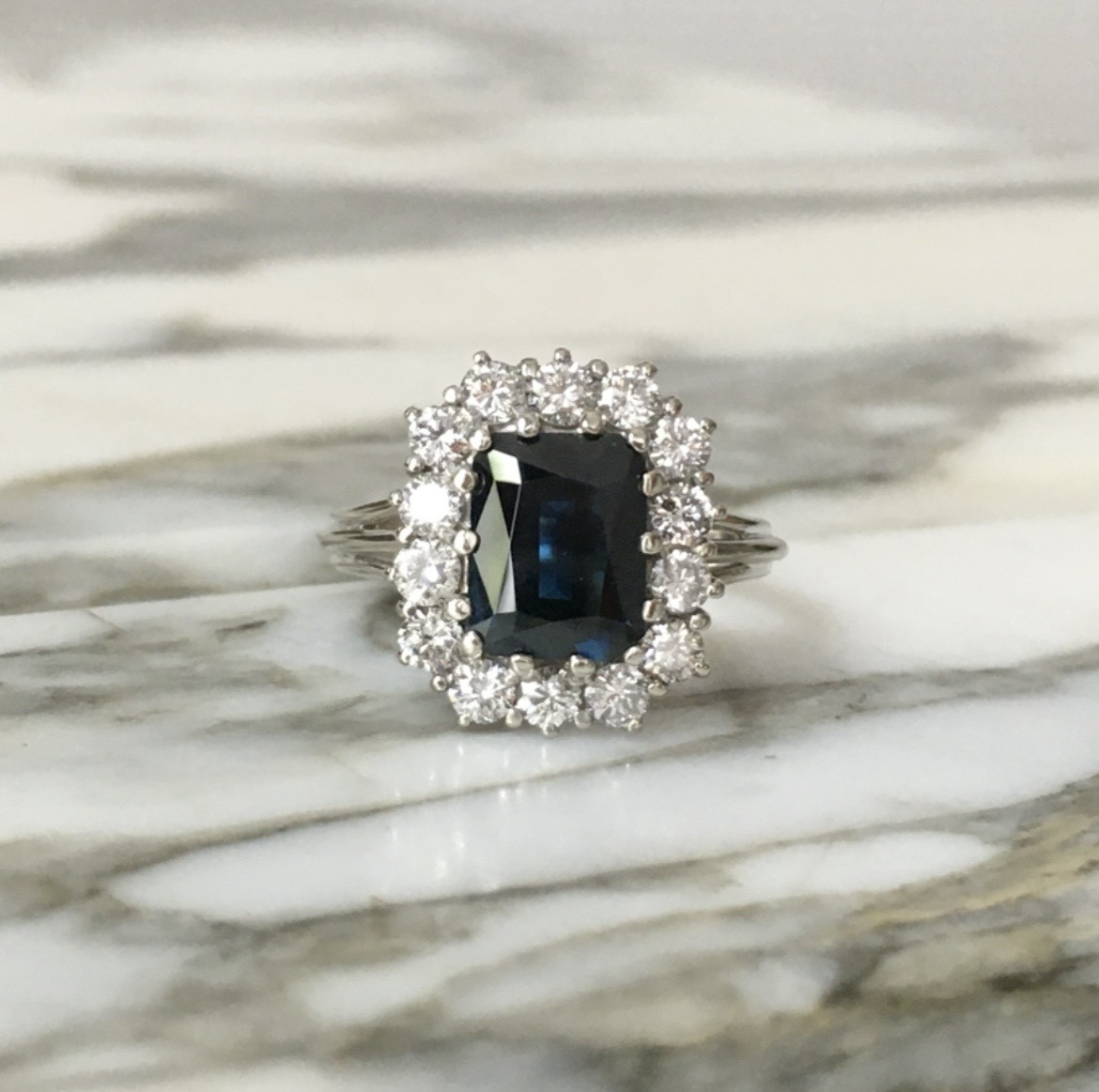 Bague en or blanc 18K saphir et diamants 