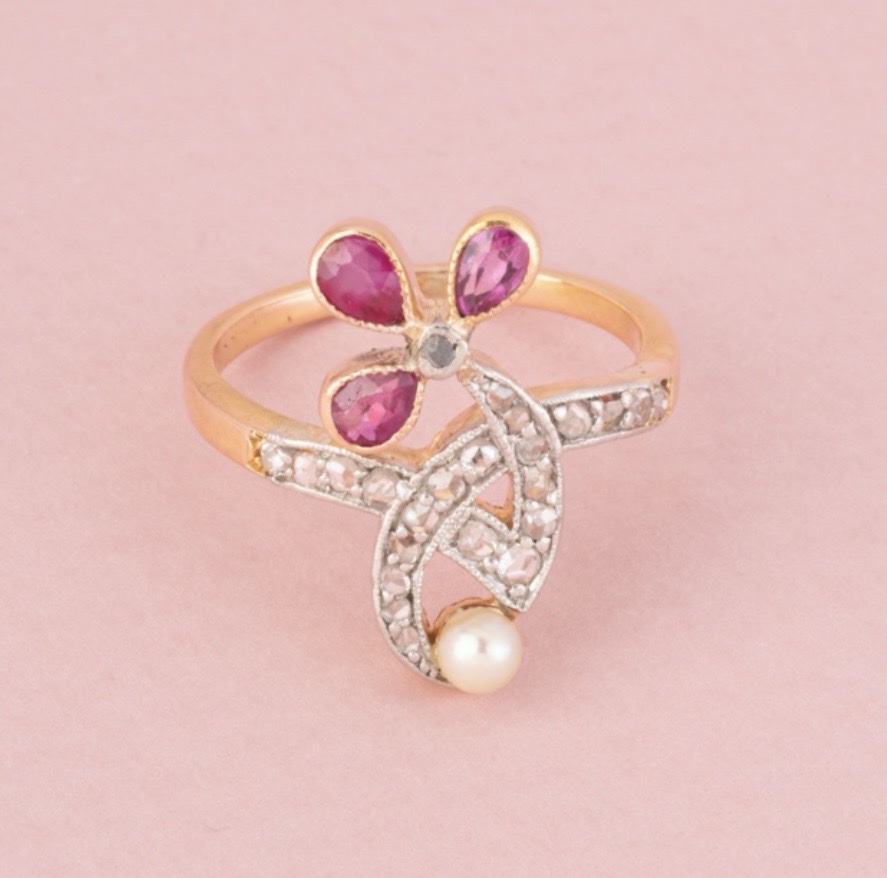 Bague Art Nouveau en or rose 18K rubis et diamants 