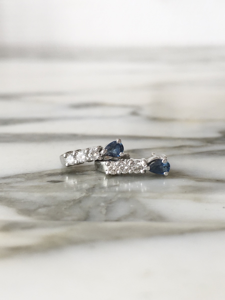 Petites boucles d’oreilles en or blanc 18K saphirs et diamants -photo-2