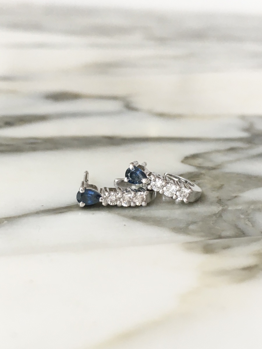 Petites boucles d’oreilles en or blanc 18K saphirs et diamants -photo-3