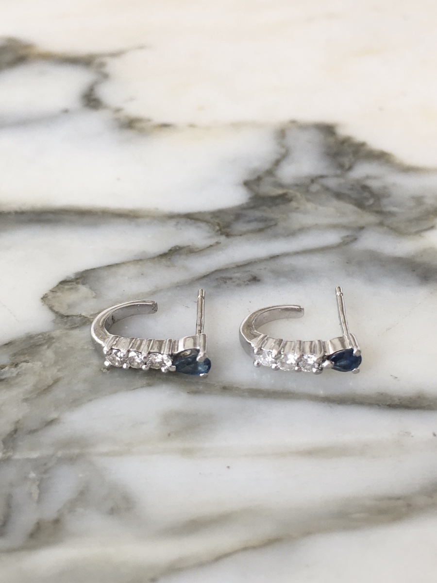 Petites boucles d’oreilles en or blanc 18K saphirs et diamants -photo-4