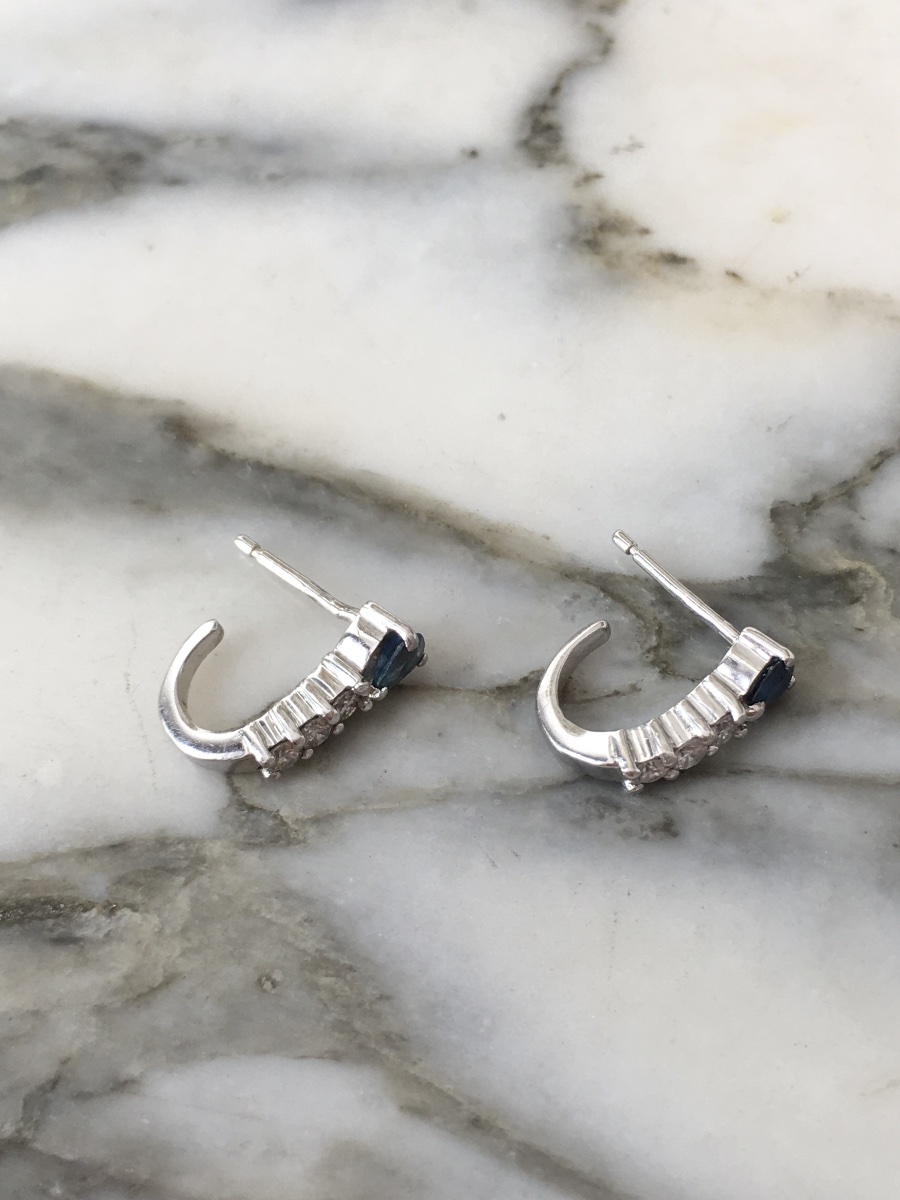 Petites boucles d’oreilles en or blanc 18K saphirs et diamants -photo-1