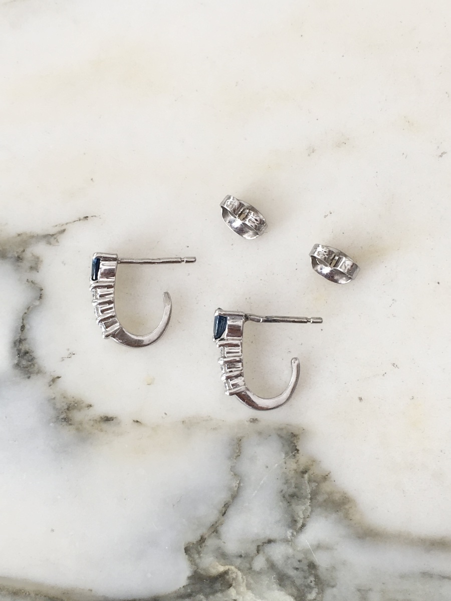Petites boucles d’oreilles en or blanc 18K saphirs et diamants -photo-2