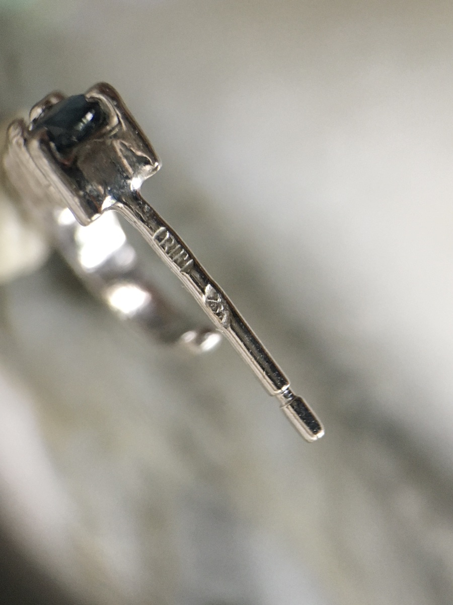 Petites boucles d’oreilles en or blanc 18K saphirs et diamants -photo-3