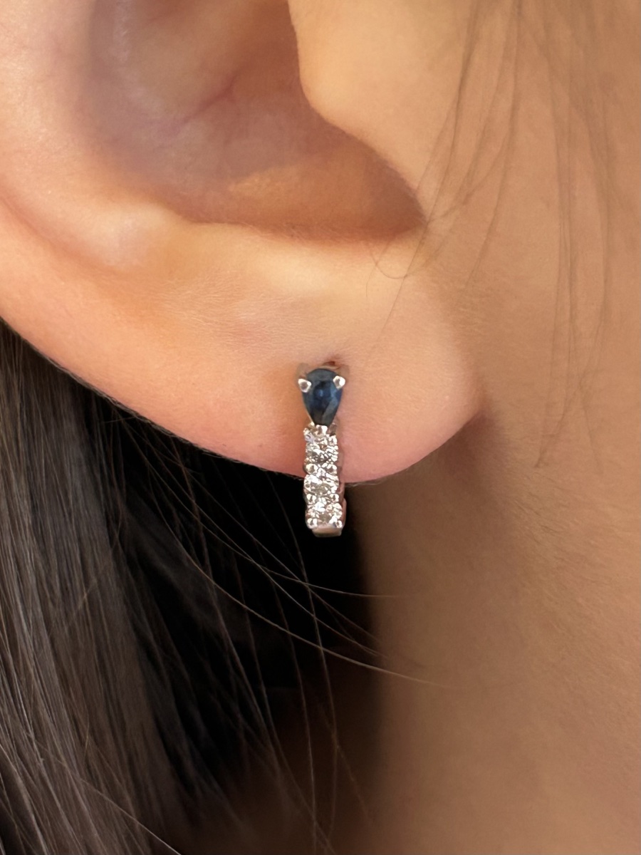 Petites boucles d’oreilles en or blanc 18K saphirs et diamants -photo-4