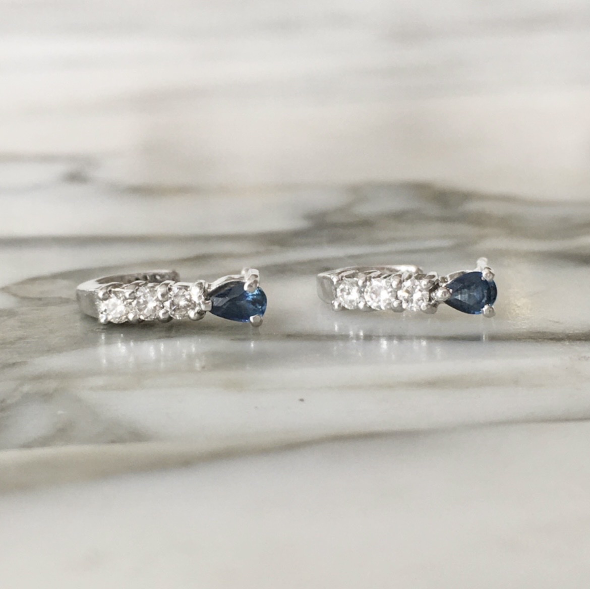 Petites boucles d’oreilles en or blanc 18K saphirs et diamants 