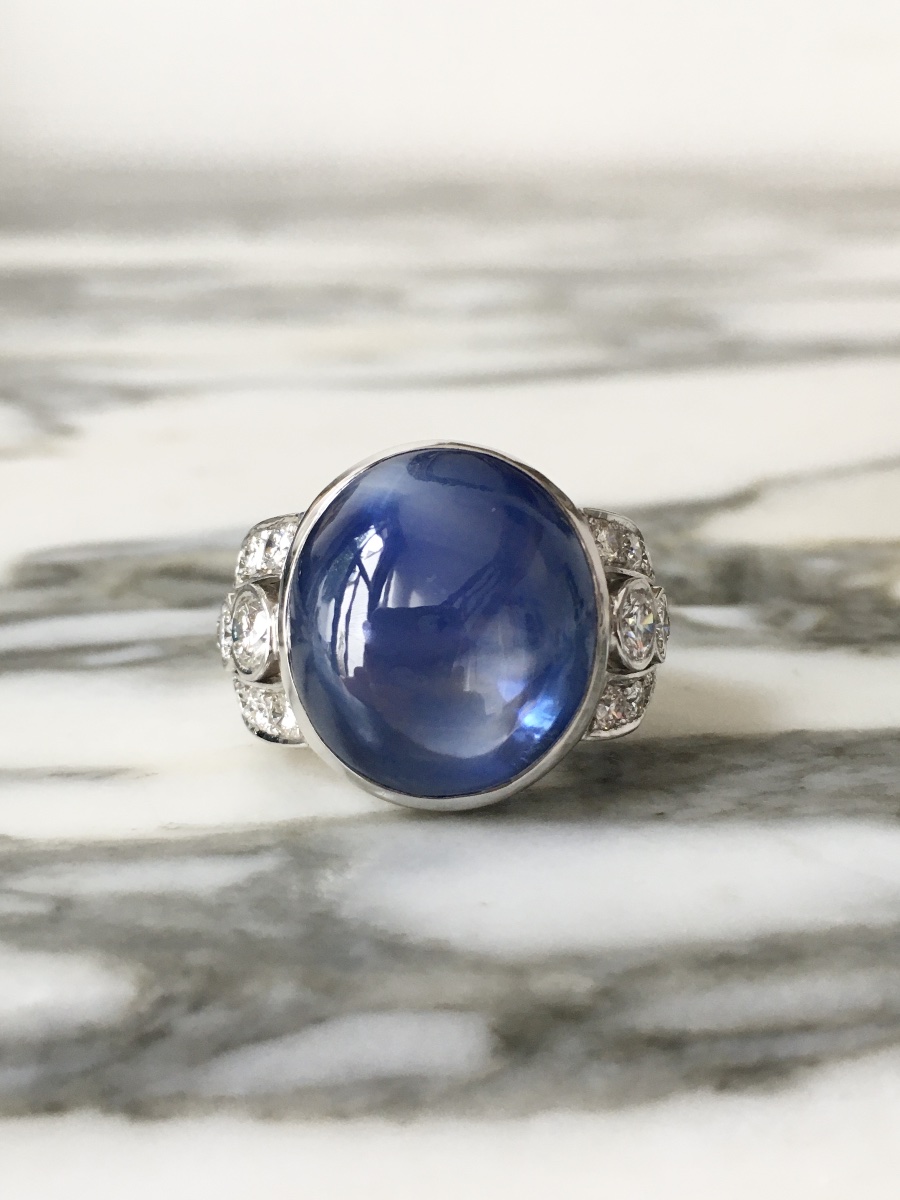 Art Deco-style Ring In 18k White Gold With An Unheated Ceylon Sapphire Weighing 27.81 Ct-photo-2