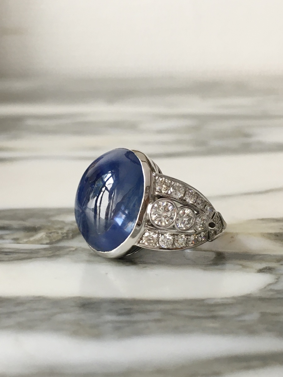 Art Deco-style Ring In 18k White Gold With An Unheated Ceylon Sapphire Weighing 27.81 Ct-photo-4